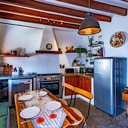 Albuqassim A Modern Townhouse In Pollensa, With Heated Pool 波连斯萨